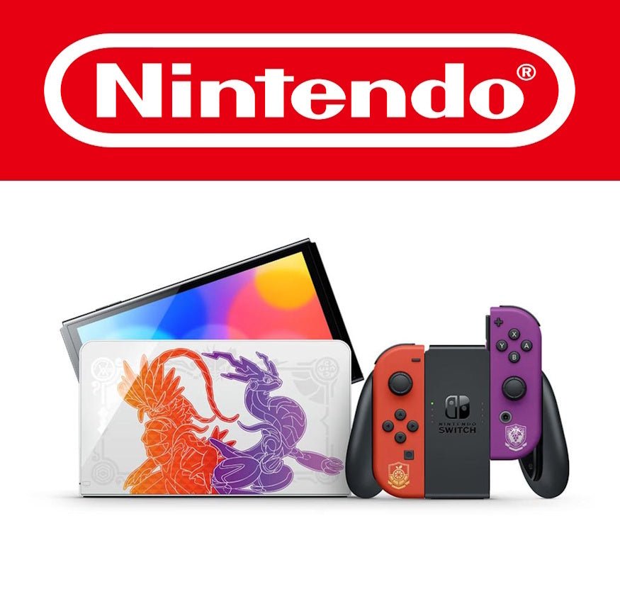 Das Bild zeigt die Nintendo Switch OLED in der Pokémon Karmesin & Purpur Edition. Die weiße Dockingstation ist mit farbigen Linienzeichnungen der legendären Pokémon Koraidon (rot) und Miraidon (violett) verziert. Die beiden Joy-Con-Controller sind in den Farben Orange-Rot und Lila gehalten, passend zu den jeweiligen Editionen. Auf der Dockingstation sowie den Controllern sind zusätzliche Pokémon-Logos abgebildet. Im Hintergrund steht der OLED-Bildschirm aufrecht.