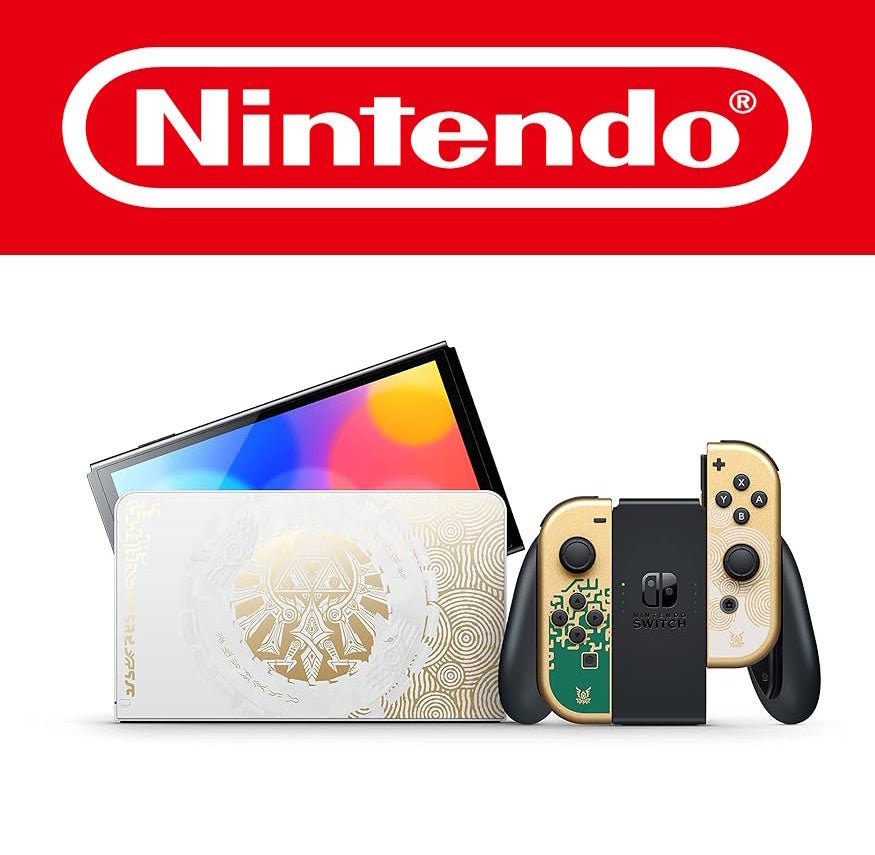 Die Nintendo Switch OLED in der „Zelda: Tears of the Kingdom“-Edition zeigt auf der weißen Dockingstation ein goldenes Symbol des Triforce umgeben von mystischen Mustern. Die Joy-Cons sind golden und weiß, mit aufwändigen Ornamenten, die an das Spiel erinnern. Die Konsole ist im Hintergrund sichtbar mit OLED-Display. Die gesamte Gestaltung orientiert sich stilistisch und farblich am neuen Zelda-Abenteuer für die Switch.
