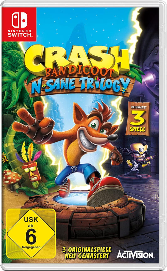 Das Bild zeigt das Cover der Nintendo Switch Version von „Crash Bandicoot N. Sane Trilogy“. Im Zentrum steht der ikonische Beuteldachs Crash mit breitem Grinsen und dynamischer Pose auf einer Plattform. Umgeben ist er von Dschungelpflanzen, leuchtenden Farben und bekannten Figuren wie Dr. Neo Cortex. Am rechten Rand hebt ein Hinweis hervor, dass drei remasterte Originalspiele enthalten sind. Das Artwork vermittelt Action, Nostalgie und klassischen Jump’n’Run-Spielspaß.
