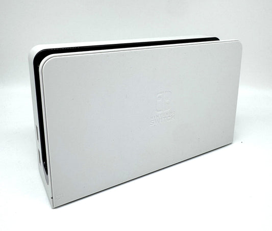 Seitenansicht eines weißen Nintendo Switch Docks mit geprägtem „Nintendo Switch“-Logo. Das Dock steht leicht schräg und zeigt die seitlichen Anschlüsse. Die Aufnahme erfolgt auf weißem Hintergrund.