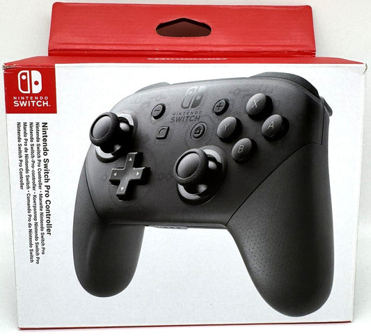 Eine Originalverpackung des Nintendo Switch Pro Controllers in Schwarz Transparent. Vorderseite mit großem Produktbild des Controllers, linksseitig roter Markenrahmen mit „Nintendo Switch Pro Controller“-Schriftzug. Verpackung zeigt alle typischen Bedienelemente des Controllers inkl. D-Pad, Analogsticks, Action-Buttons und Home-Button. Die Box liegt auf hellem Hintergrund und hebt sich gut ab.