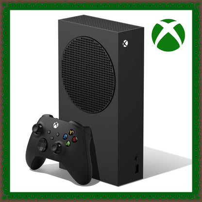 Diese kompakte, moderne Konsole ist die Xbox Series S in edlem Weiß, begleitet von einem passenden weißen Controller. Die Xbox Series S richtet sich an Spieler, die digitale Spiele bevorzugen, da sie ohne Laufwerk auskommt. Das markante, minimalistische Design wird durch das grüne Xbox-Logo ergänzt, das oben rechts im Bild zu sehen ist. Der Controller bietet präzise Steuerung und ergonomischen Komfort.